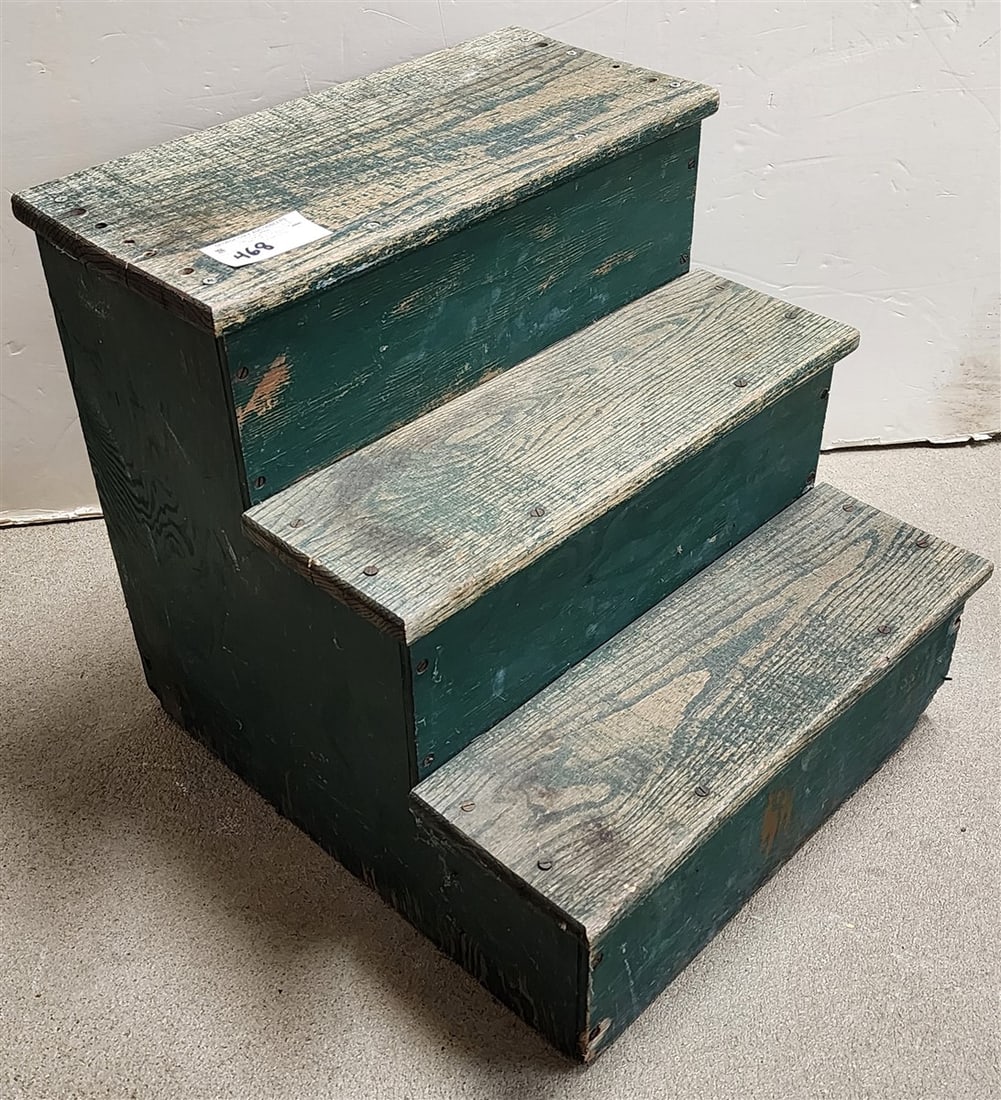 Wooden Steps 18 1/2" H X 18 1/2" W X 20" D: Wooden Steps 18 1/2" H X 18 1/2" W X 20" D
