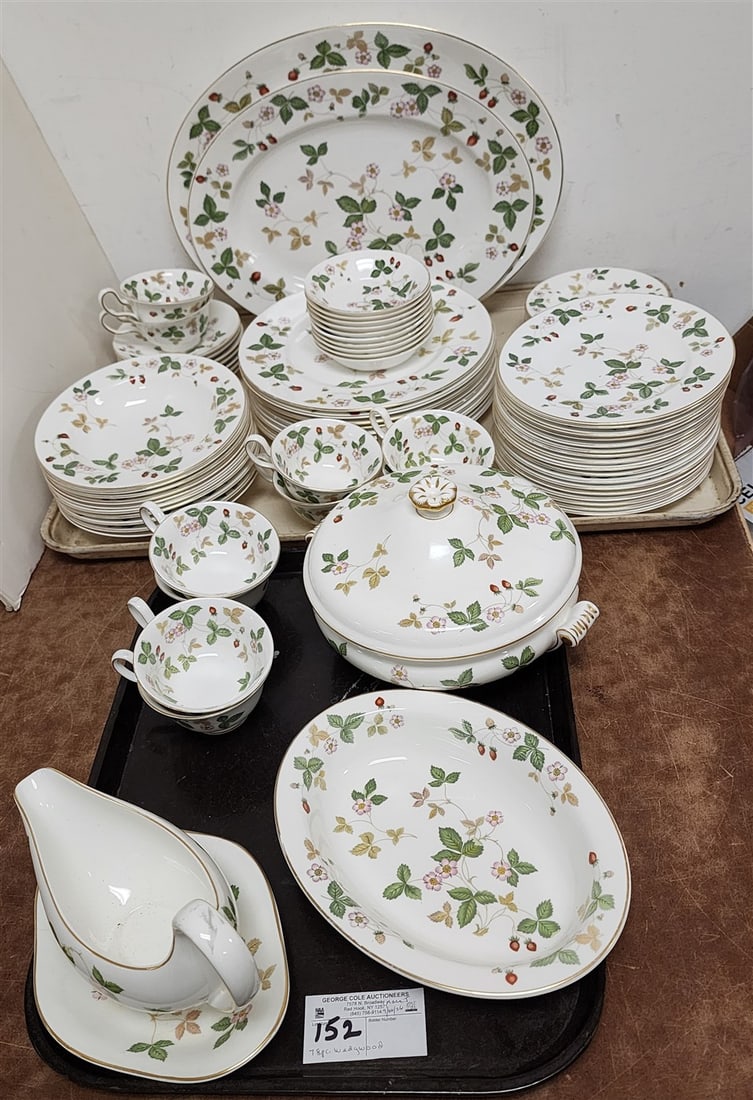 78 Pcs. Wedgewood Wild Strawberry Dinner Service (1 of 4)