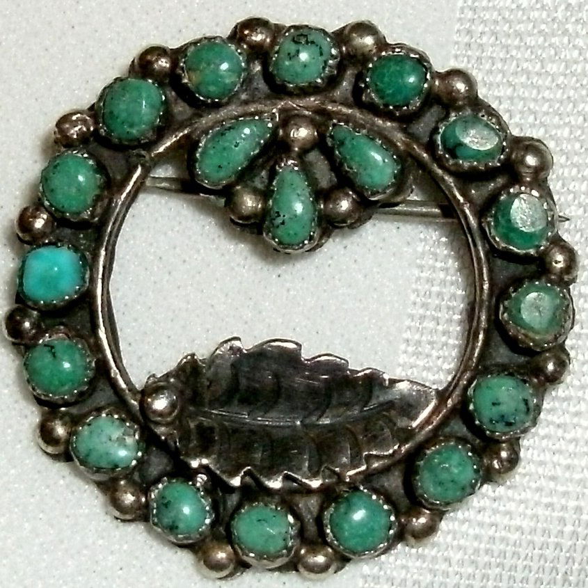 Vintage Sterling Turquoise Native American SW Brooch: silver and turquoise, "Wreath" brooch / pin.The brooch consists of 19 pcs. of turquoise - 16 round stones around the outer circumference, surrounding a round center section with 3 tear drop stones and