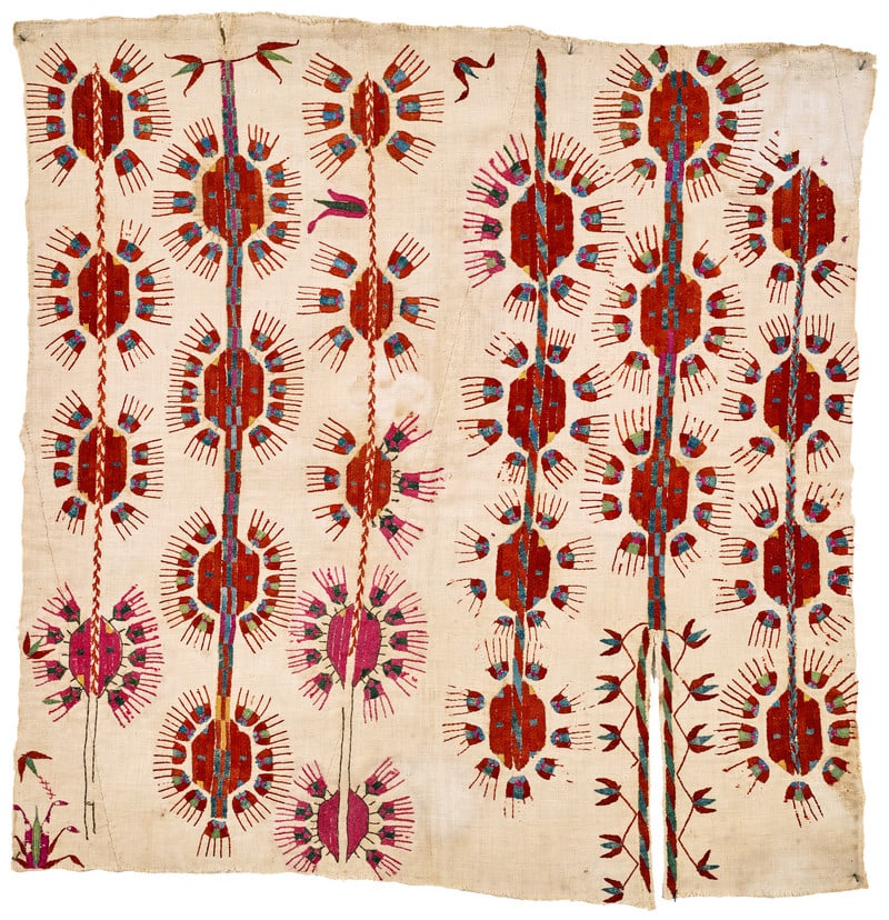 Tekke Chyrpy Fragment: second half 19th century, 55 x 53 cm, Central Asia, West Turkestan A fragment of a white-ground Tekke cloak. A very rare design of red hexagons aligned vertically and radially surrounded by highly sty