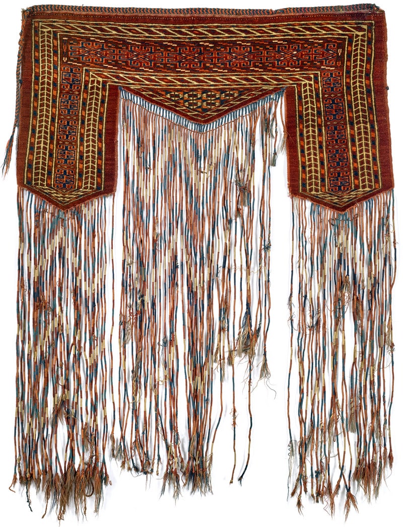 Tekke Khalyk: first half 19th century, 95 (mit Fransen) x 71 cm, Central Asia, West Turkestan Except for the interior design of the small lower triangle, this very finely woven trapping largely resembles the