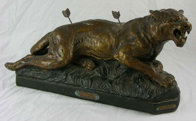 After Aldo Bartalietti, "Tigre Blesse," 1931, pati: After Aldo Bartalietti, "Tigre Blesse," 1931, patinated plaster statue, with a presentation plaque on the front, H.- 12 in., W.- 22 in., D.- 6 1/4 in.