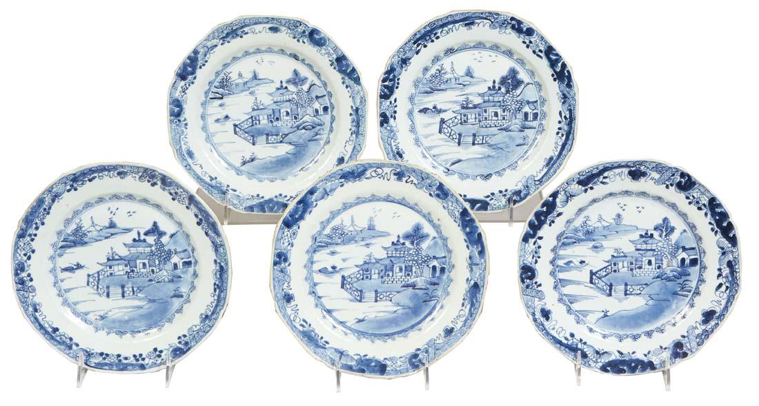 Five Chinese Qianlong Plates, 19th c., the scalloped edge around a blue floral band and an interior (1 of 10)