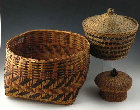Three Woven Indian Baskets, 20th c., perhaps Cous: Three Woven Indian Baskets, 20th c., perhaps Coushatta, one covered example of pine straw, one open square rattan basket, one covered of rattan and willow.(3 Pcs.)