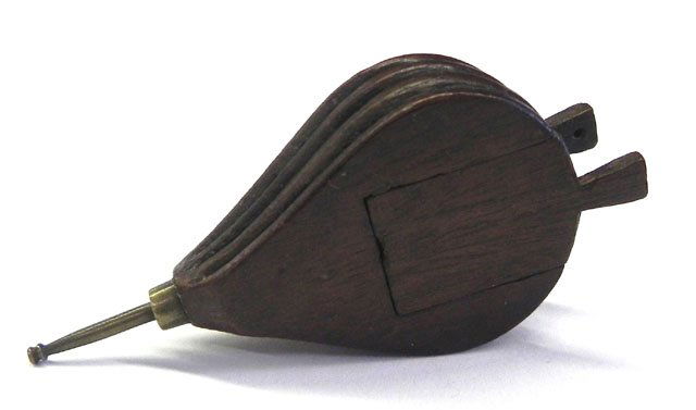 English Carved Mahogany and Brass Bellows Form Snu: English Carved Mahogany and Brass Bellows Form Snuff Box, early 19th c., H.- 3 in., W.- 1 3/8 in., D.- 5/8 in.