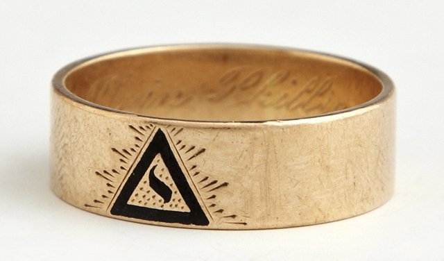 Man's 10K Yellow Gold Masonic Ring, early 20th c., the : Man's 10K Yellow Gold Masonic Ring, early 20th c., the side with an enamel Masonic symbol, the interior of the band with lettering, "Virtus Junxit Mors Non Separabit," "Whom Virtue Unites, Death Will 
