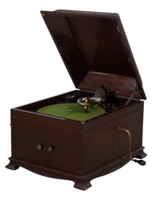 Victor Victrola Model VV-IX-A Windup Tabletop Phonograph, early 20th c., H.- 15 in., W.- 17 in., D.-