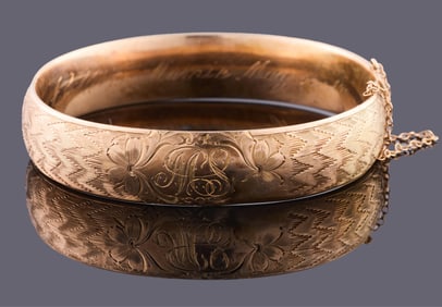 14K Yellow Gold Hinged Bangle, App. Wt.- 20 grams; Int. Dia.- 1 7/8 in.