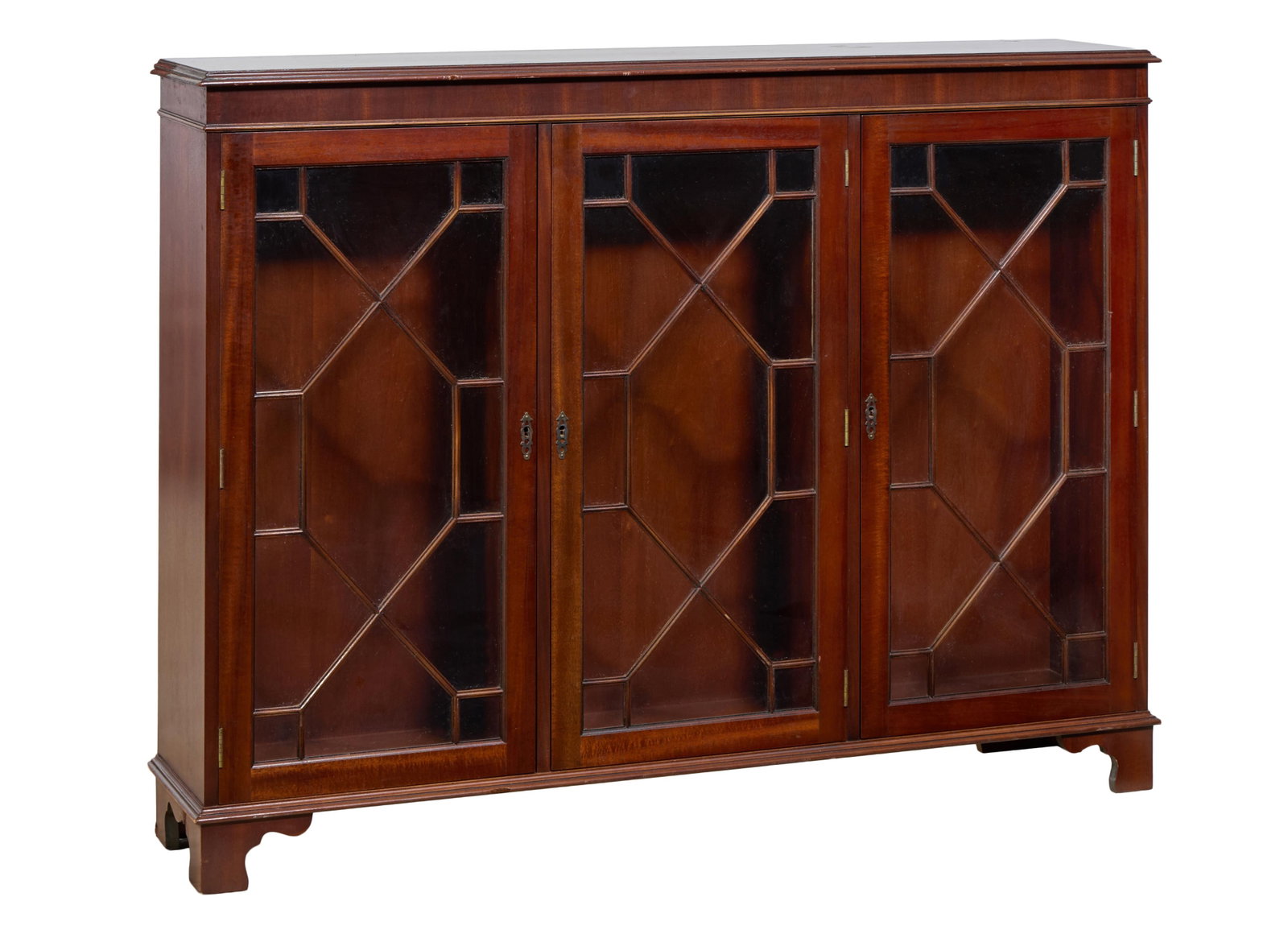 English Georgian Style Mahogany Bookcase, late 20th c., H.- 43 in., W.- 56 1/2 in., D.- 12 in.: English Georgian Style Mahogany Bookcase, late 20th c., the moulded flat rectangular top with three glazed doors, geometric mullions, on bracket feet, H.- 43 in., W.- 56 1/2 in., D.- 12 in.