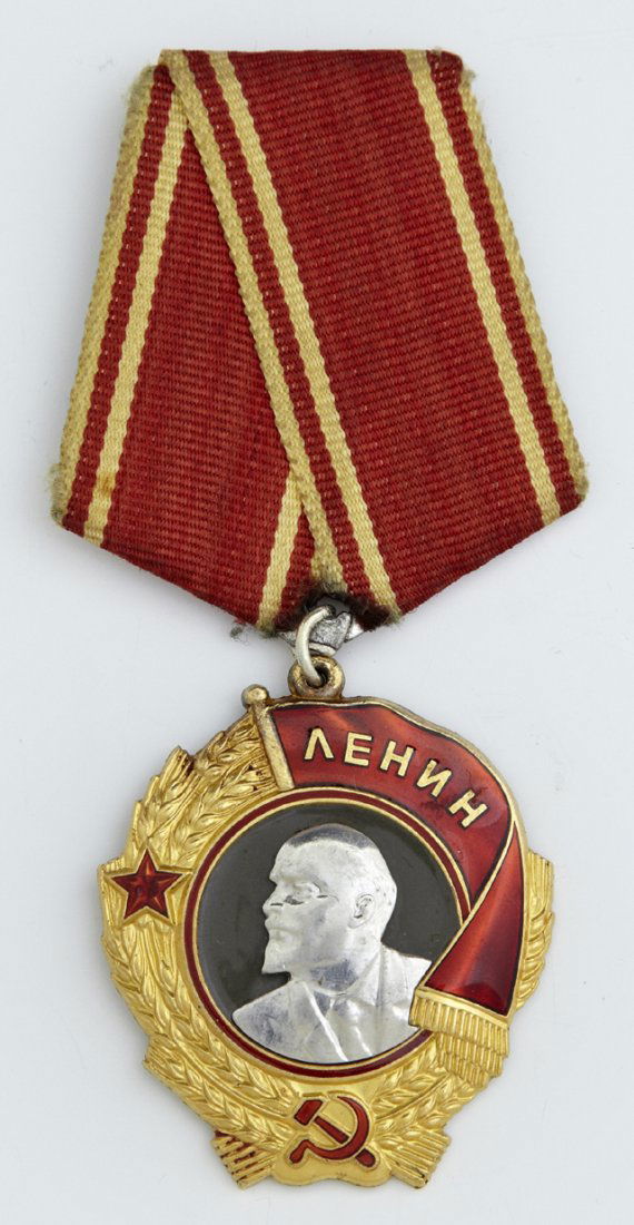 Russian 23K Yellow Gold and Platinum Order of Lenin: Russian 23K Yellow Gold and Platinum Order of Lenin Medal, c. 1950, Type 6, having red enameled embellishments with flag, hammer & sickle and star, the center with a Lenin portrait of platinum and gre