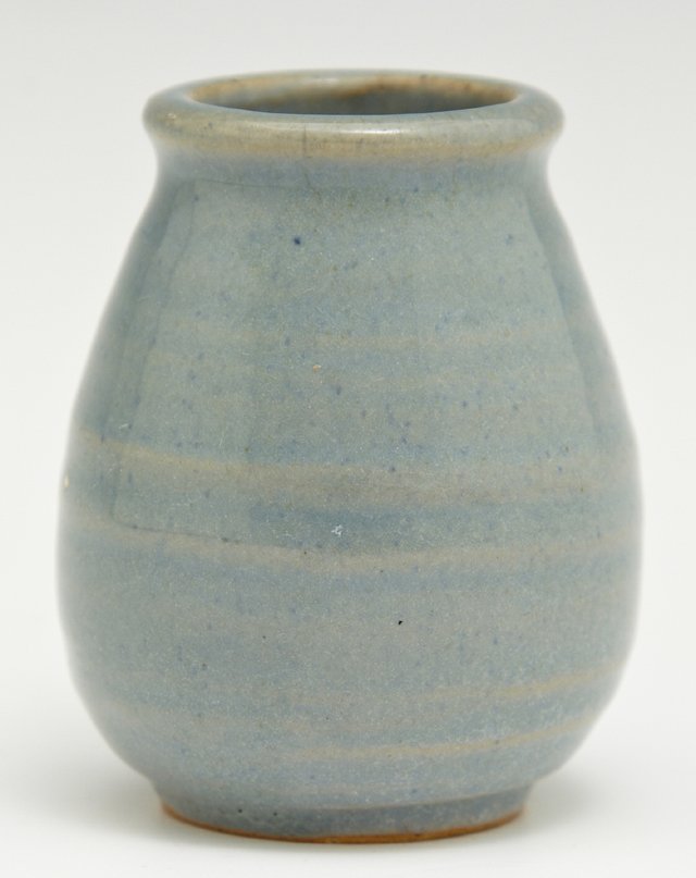 Newcomb College Art Pottery "Ali Baba" Jar, 20th c., in: Newcomb College Art Pottery "Ali Baba" Jar, 20th c., in a ribbed design with blue high glaze, the bottom marked with the Newcomb cypher, H.- 2 1/4 in., Dia.- 1 3/8 in.