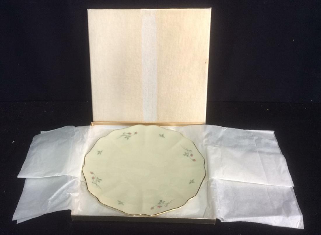 Lenox Cake with Floral Motif and Gold Trim Lenox Rose (1 of 7)