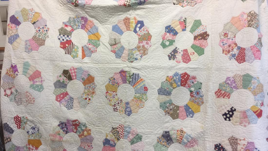 Vintage Handmade Dresden Plate Pattern Quilt (1 of 10)