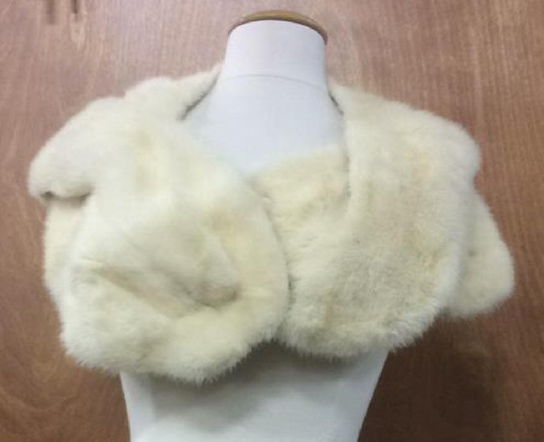 Maximillian White Fur Capelet (1 of 6)