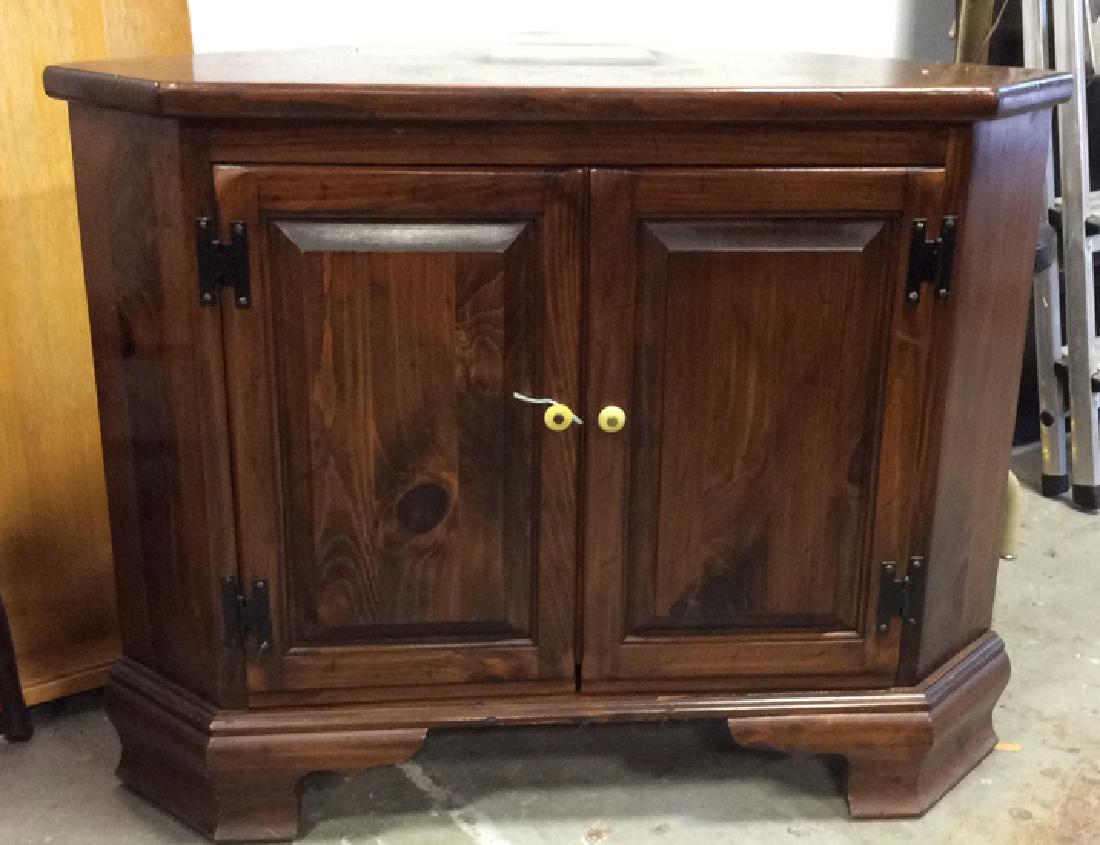 Colonial style 2 door corner cabinet (1 of 10)