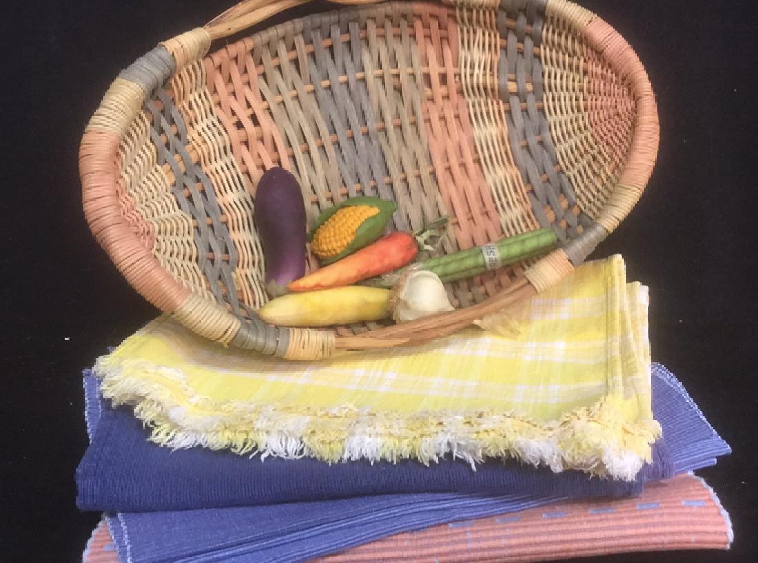 Lot 19 Table Top Accessories Place Mats Basket (1 of 5)