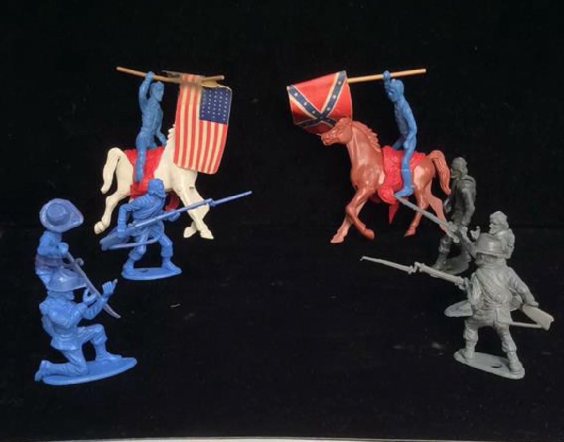Lot 32 Plastic Civil War Soldier Figurines (1 of 10)
