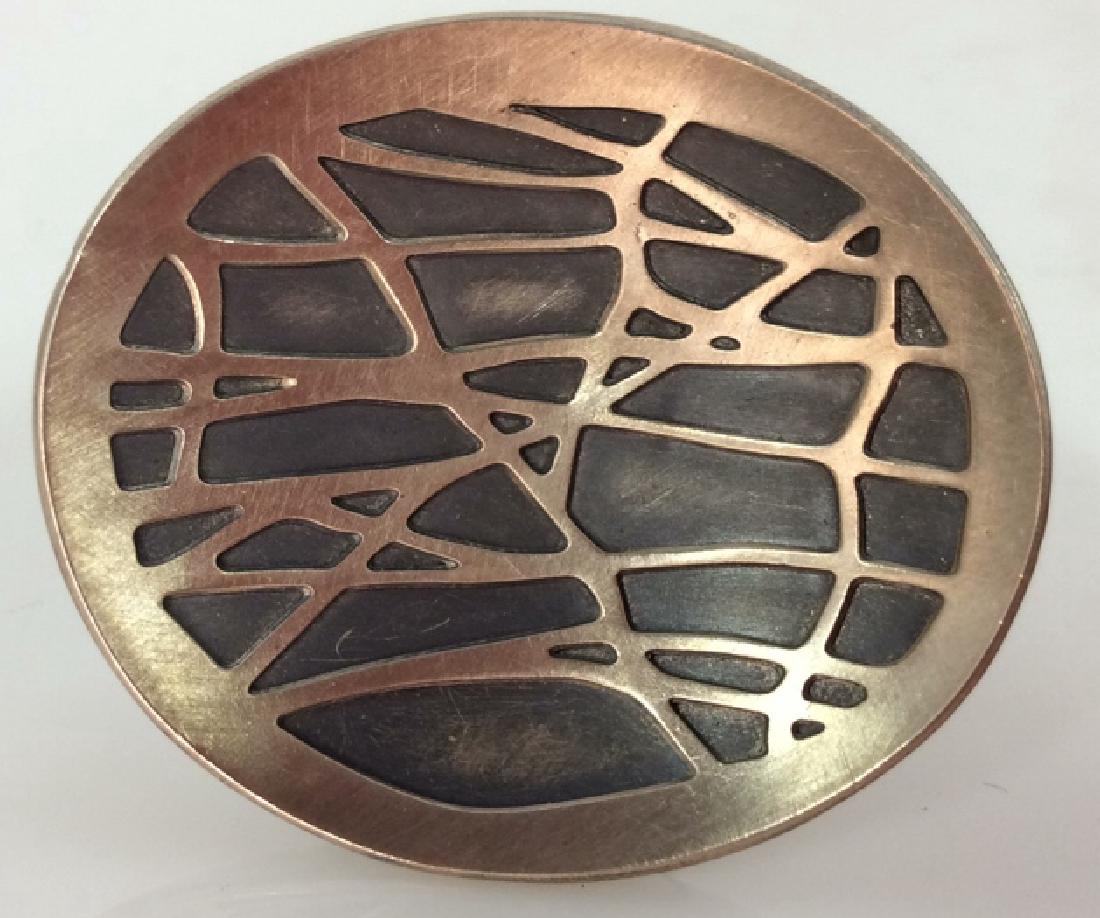 Signed Designer Women’s Ring: Signed Designer Women’s Ring. Women’s designer jewelry. Ring signed on back illegibly. Textured, curved center piece with geometric, line design. Two toned metal design. Ring fits an approximate s