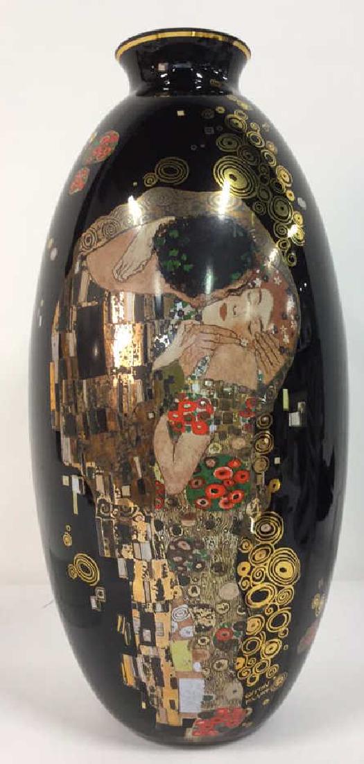 GOEBEL The Kiss Klimt Black Toned Glass Vase: GOEBEL The Kiss Klimt Black Toned Glass Vase. The Kiss Black Glass Vase Artis Orbis-Klimt by GOEBEL. Black toned glass vase with ornate printed Klimt the Kiss artwork.Sticker and Underside reads GOEBE