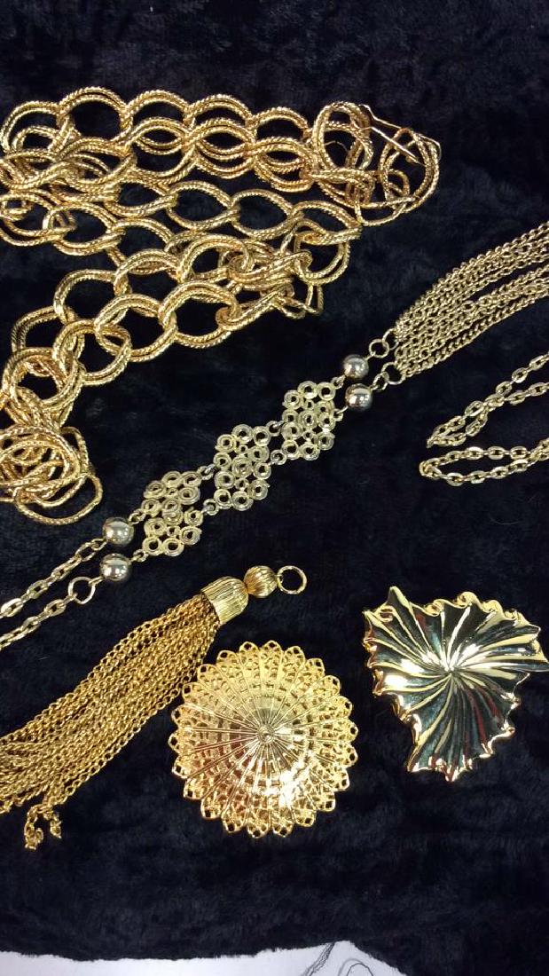 Lot 5 Gold Toned Women’s Estate Jewelry (1 of 8)