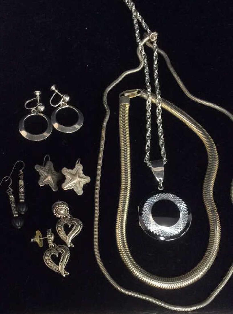 Lot 7 Assorted Silver Toned Costume Jewelry (1 of 10)