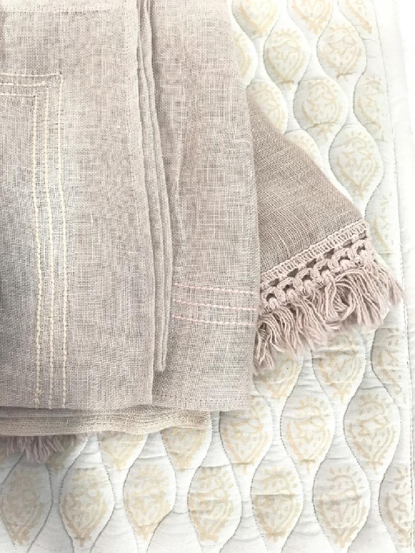 Group Lot Assorted Napkin and Placemats (1 of 6)