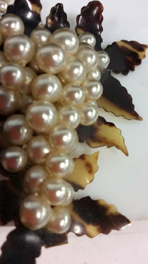 Vintage Bakelite and Pearl Women's Necklace: Vintage Bakelite and Pearl Women's Necklace. Women’s pearl, appear to be genuine necklace with a bakelite floral motif shaped center pendant with pearl bead cluster. Measures approx 10 in long. Esta