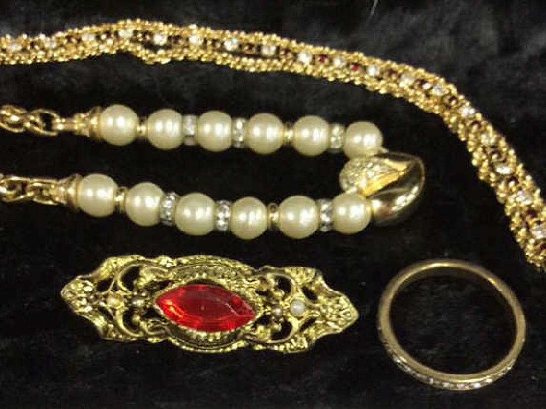 Lot 4 Gold Toned Women’s Costume Jewelry (1 of 9)