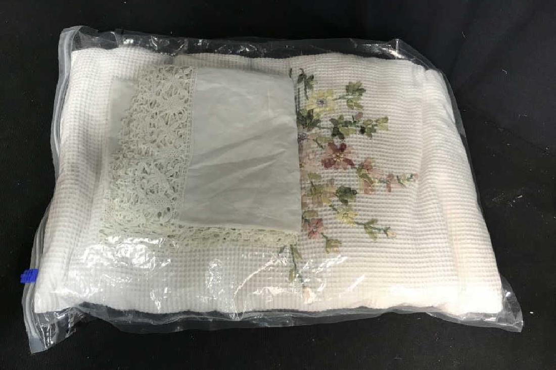 Hand Ebroideed bed linen and table linen (1 of 4)