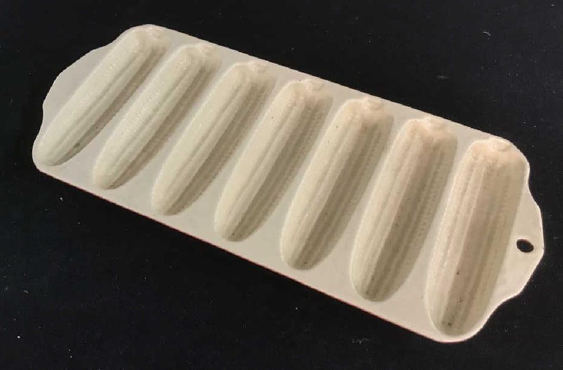 Vintage Baker’s Painted Metal Iron Corn Mold: Vintage painted metal corn baking mold. Vintage collectible kitchenware. Mold is cream and bright tangerine red in tone. Needs cleaning. Approx 13 inches by 6 inches in length and width, 1 inch in dep