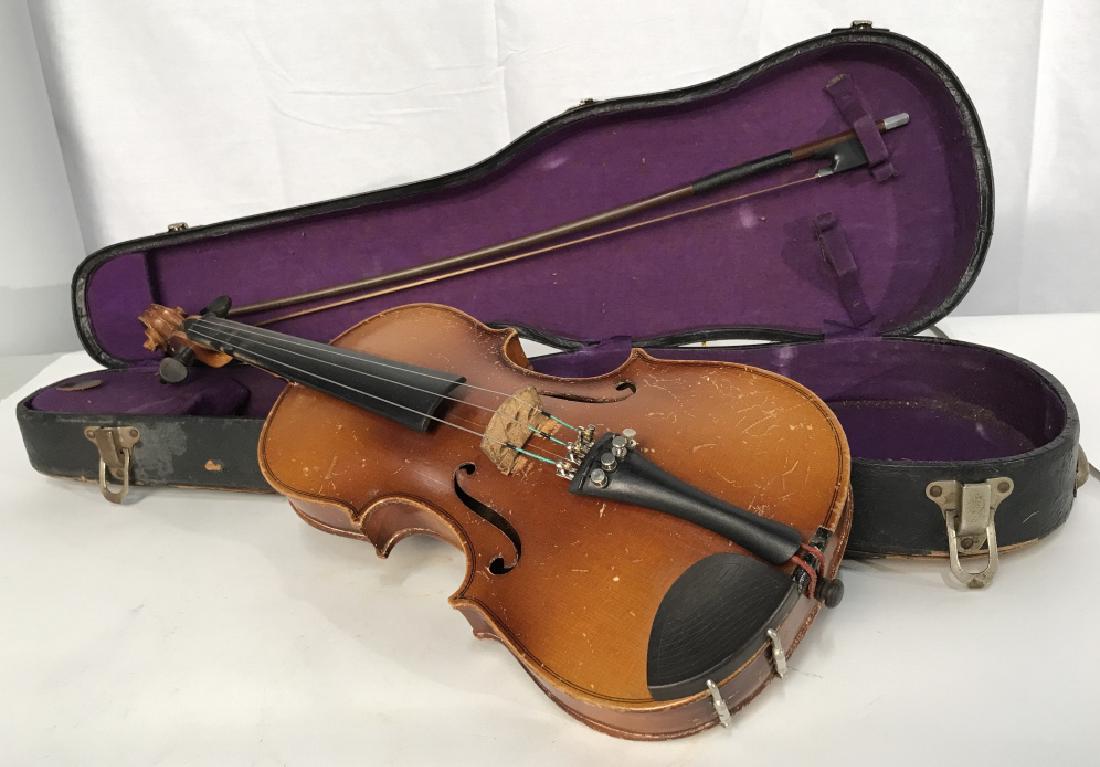 Vintage 3/4 violin and case: Vintage 3/4 Violin with original case and extra bow, 21 in x 8 in, missing a string and has cracks and scratches to the body, no makers mark found, case has missing veneer, vintage Instruments, Collec