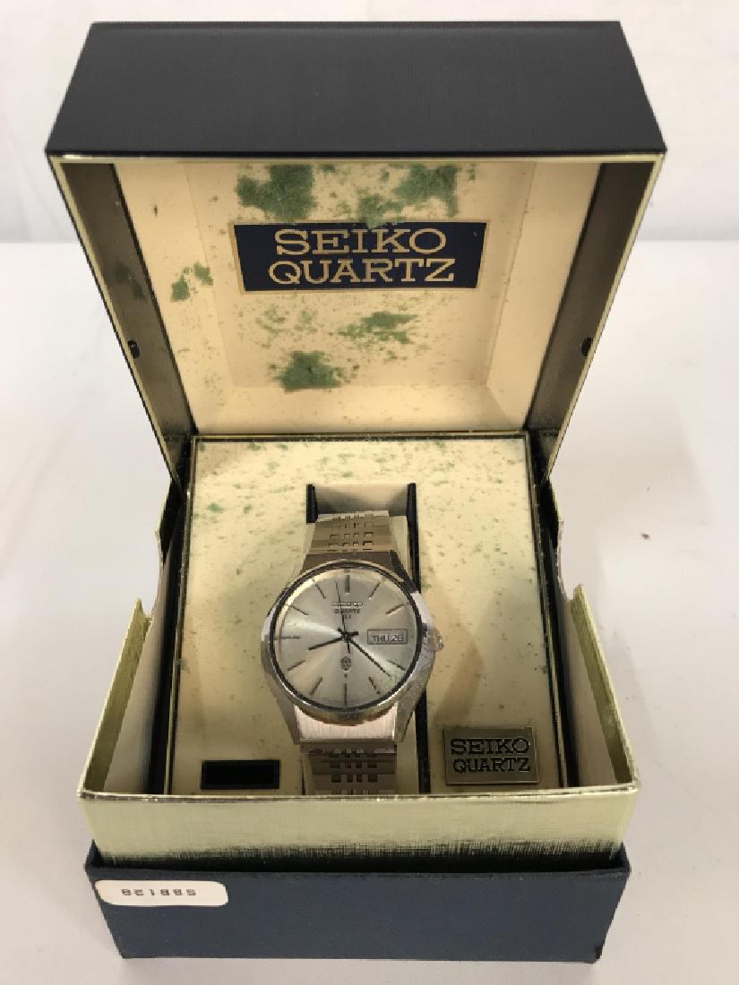Silver Toned SEIKO Men’s Wristwatch w Original Box: Silver Toned SEIKO Men’s Wristwatch. Contains some scratches. Measures approx 3.5 inches long doubled. In original box. 6