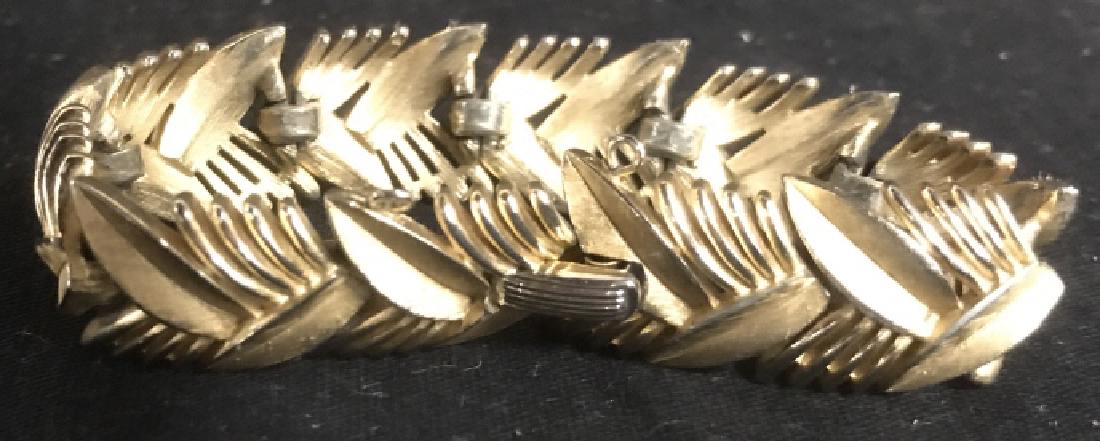 TRIFARI Signed Leaf Link Bracelet: Gold toned, reticulate good links bracelet measures app 6.5 inches, vintage jewelry, estate jewelry, signed jewelry, fashion accessory, wearable