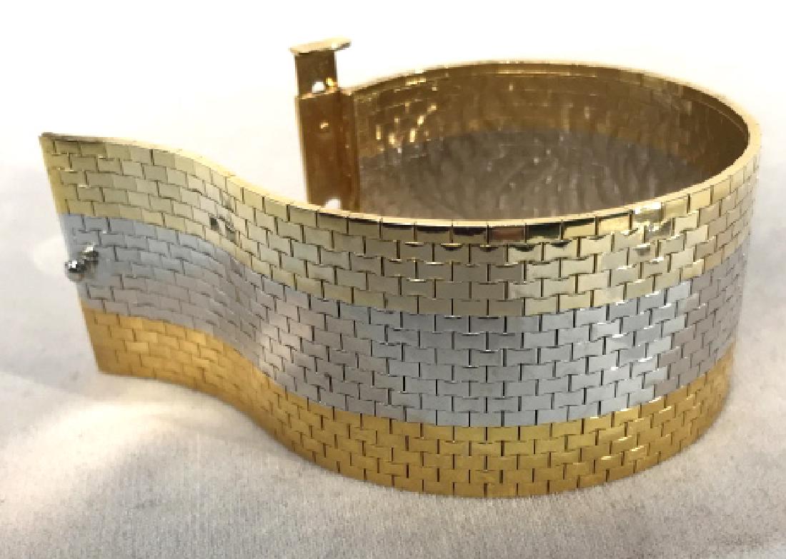 Three toned gold toned brick Link bracelet,: Three toned polished gold toned brick Link bracelet, Three toned flexible wide brick link bracelet, 2 1/2in diameter, good condition, working clasp, Estate, Vintage, 3 toned gold, Ladies Good Costume,