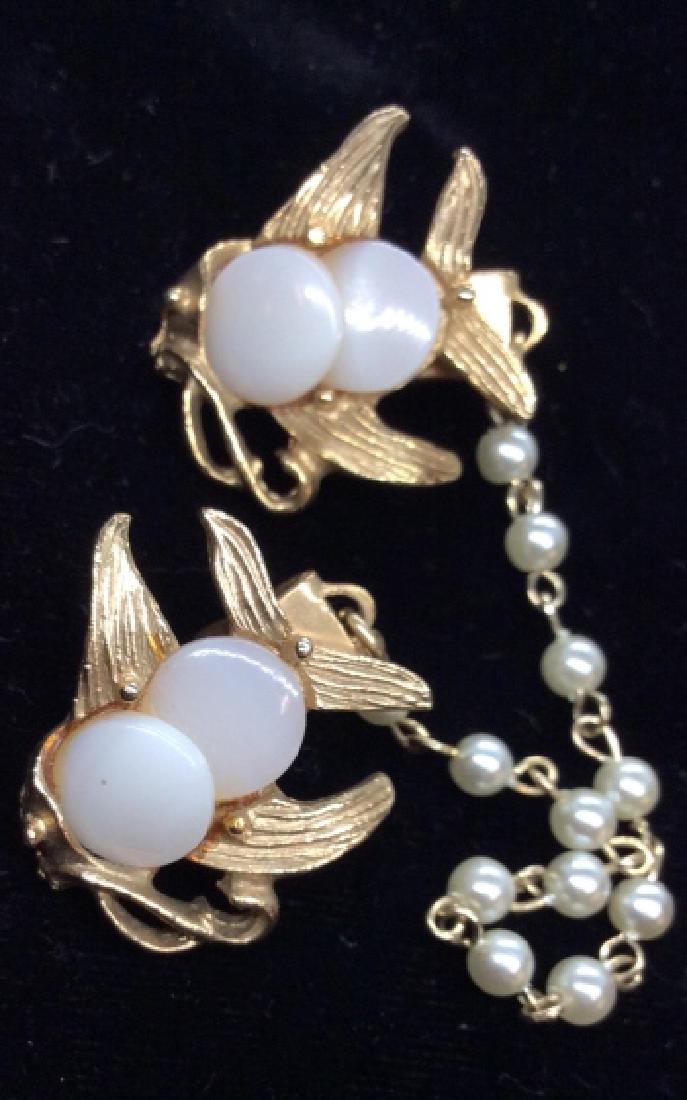 Gold Toned and Pearl Style Beaded Collar Clip: Gold toned metal fish Figural pendent End Design with pearlescent beaded chain details. measures app 6 in long. Women’s, mens vintage costume estate jewelry, fashion accessories, wearable accessorie