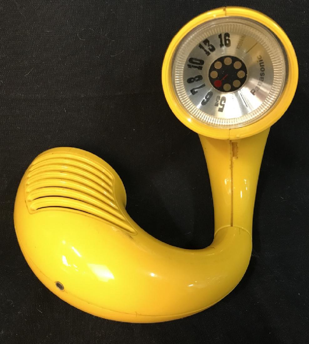 70’s Panasonic Toot A Loop Transistor Radio: 70’s Panasonic Toot A Loop Transistor AM Radio Model R-72, Measures approx 6 inches in diameter x 2.5 inches deep, some scuffs and marks to plastic exterior, not tested. Panasonic Yellow Toot A Loop