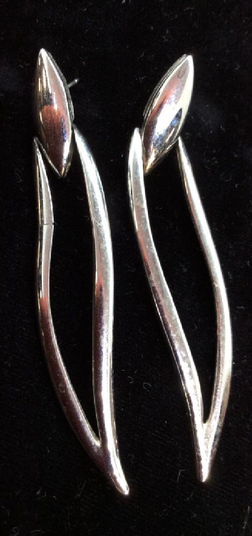 Silver toned metal Fashion Earrings Silver toned metal: Silver toned metal drop earrings, some surface wear and crack in Side. measures app 3 in long, women’s vintage costume estate jewelry, fashion accessories, decorative wearable accessory. 4