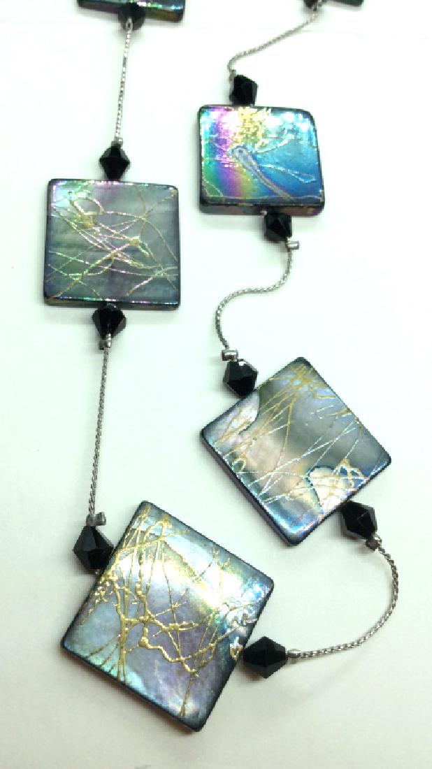 Mother of Pearl Beaded Necklace: Mother of Pearl / Shell beads. Dark toned iridescent beads with gold toned splatter painted designs, Measures approx 11 in long. Women’s vintage estate jewelry, fashion accessories, wearable accesso