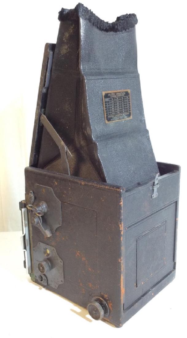 Antique Graflex Camera w Case, manual: With original instruction manual, Collectible antique camera, 1915-1923, this was a popular camera that allowed user to take horizontal or vertical pictures without moving the camera. One needed to de