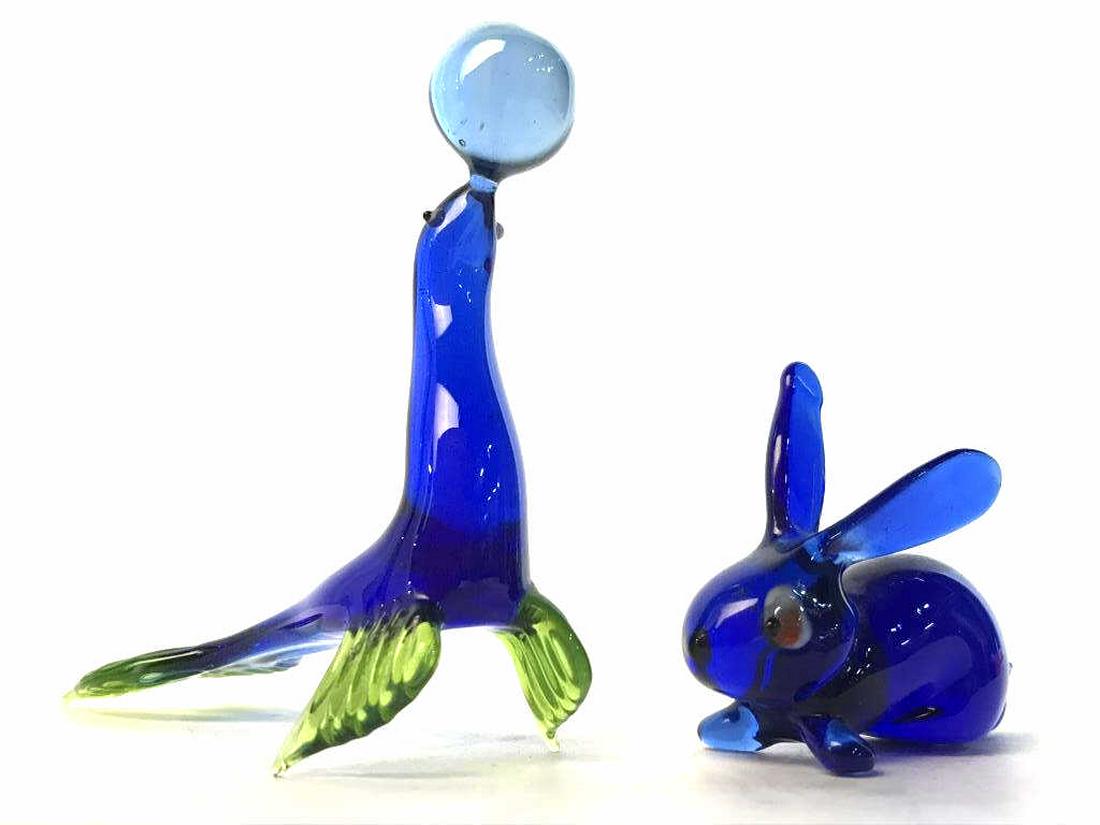Lot 2 MURANO Art Glass Animal Figurals: Lot includes 2 Art Glass animals. Pieces appear to be vintage. Lot includes 1 art glass rabbit Figural & 1 art glass seal Figural. Art glass seal measures approx 4 inches long 3.5 inches tall. whimsic