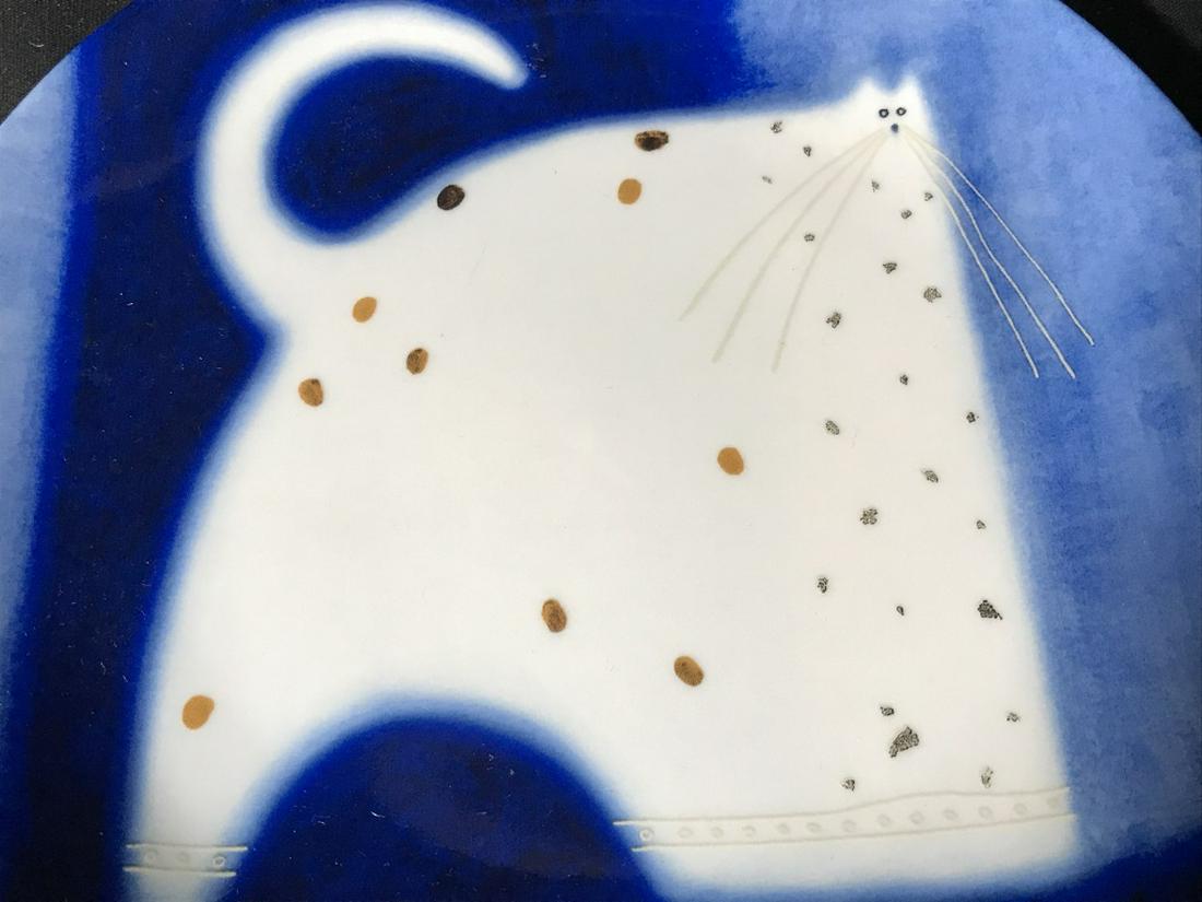 Govinder for Royal Worcester Plate W Cat Motif: Underside of plate is marked for Govinder ‘Big Blue’ for Royal Worcester. Plate features exaggerated cat against Blue Background. Ceramic plate measures approx 8.2 inches in diameter. Decorative p