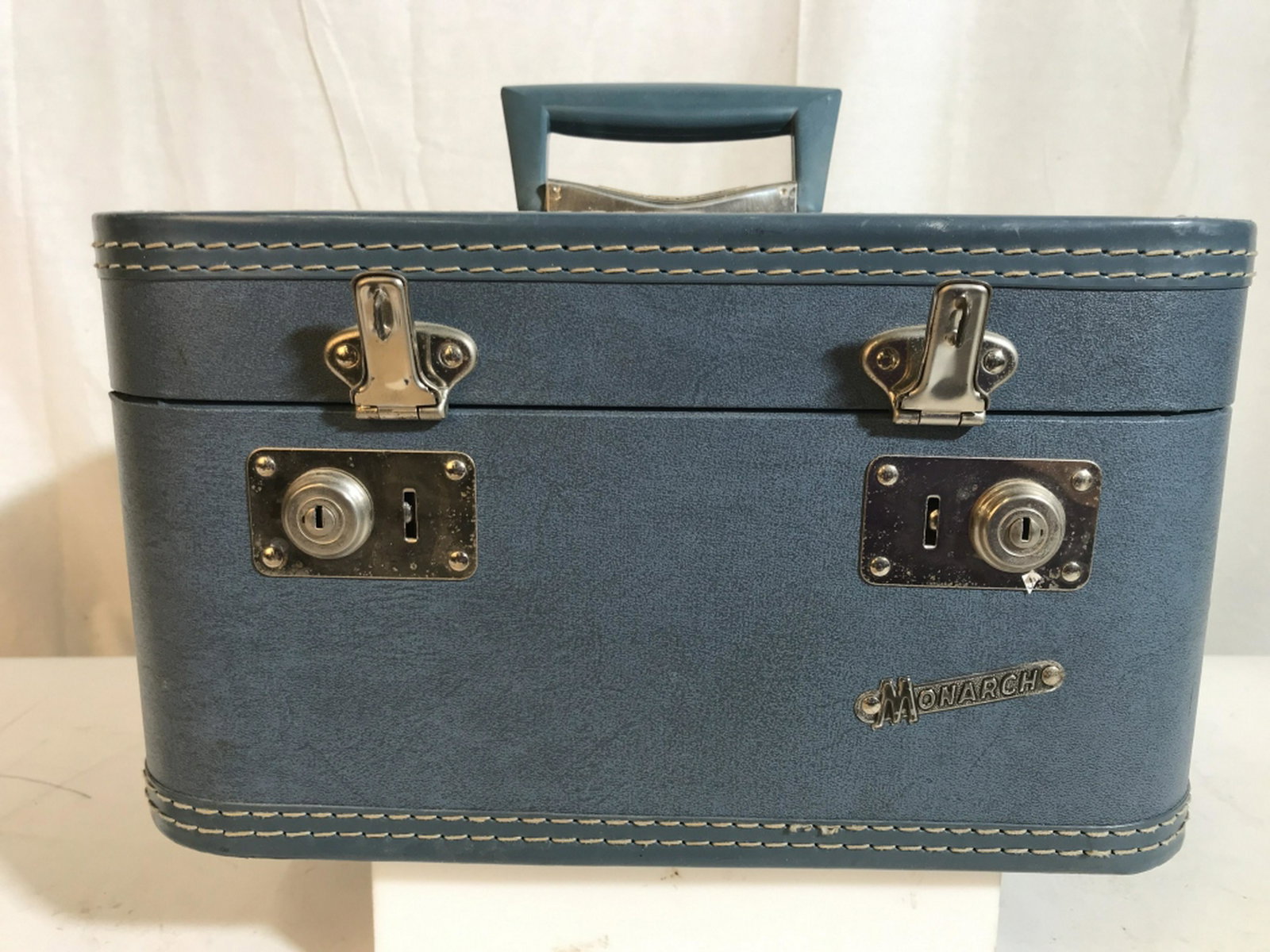 Vintage Monarch Blue Train Case No keys. Open but left: No keys. Open but left in locked position, cannot properly close, Interior needs cleaning. Discoloration. some minor odor. Approx 14 x 10 x 7 3/5 in. Vintage Monarch Blue Train Case, Small Suitcase, M