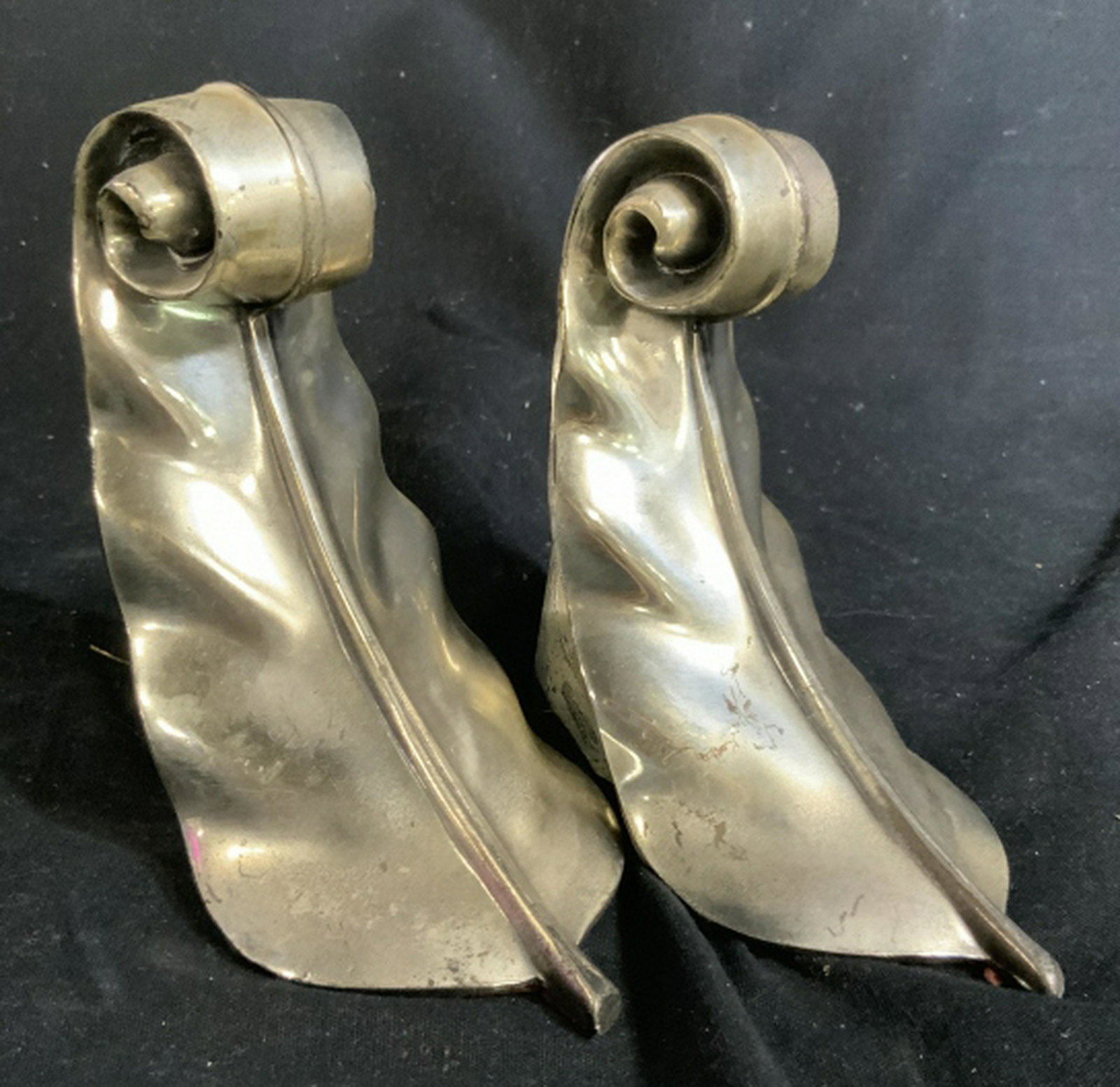 Pr Silver Toned Leaf Form Book Ends: Pair of book ends, have weight, curled Leaf Form ht each app 5.5 inches leaf / feather design, book ends, shelf piec,e mantle piece decor, home accent and accessories