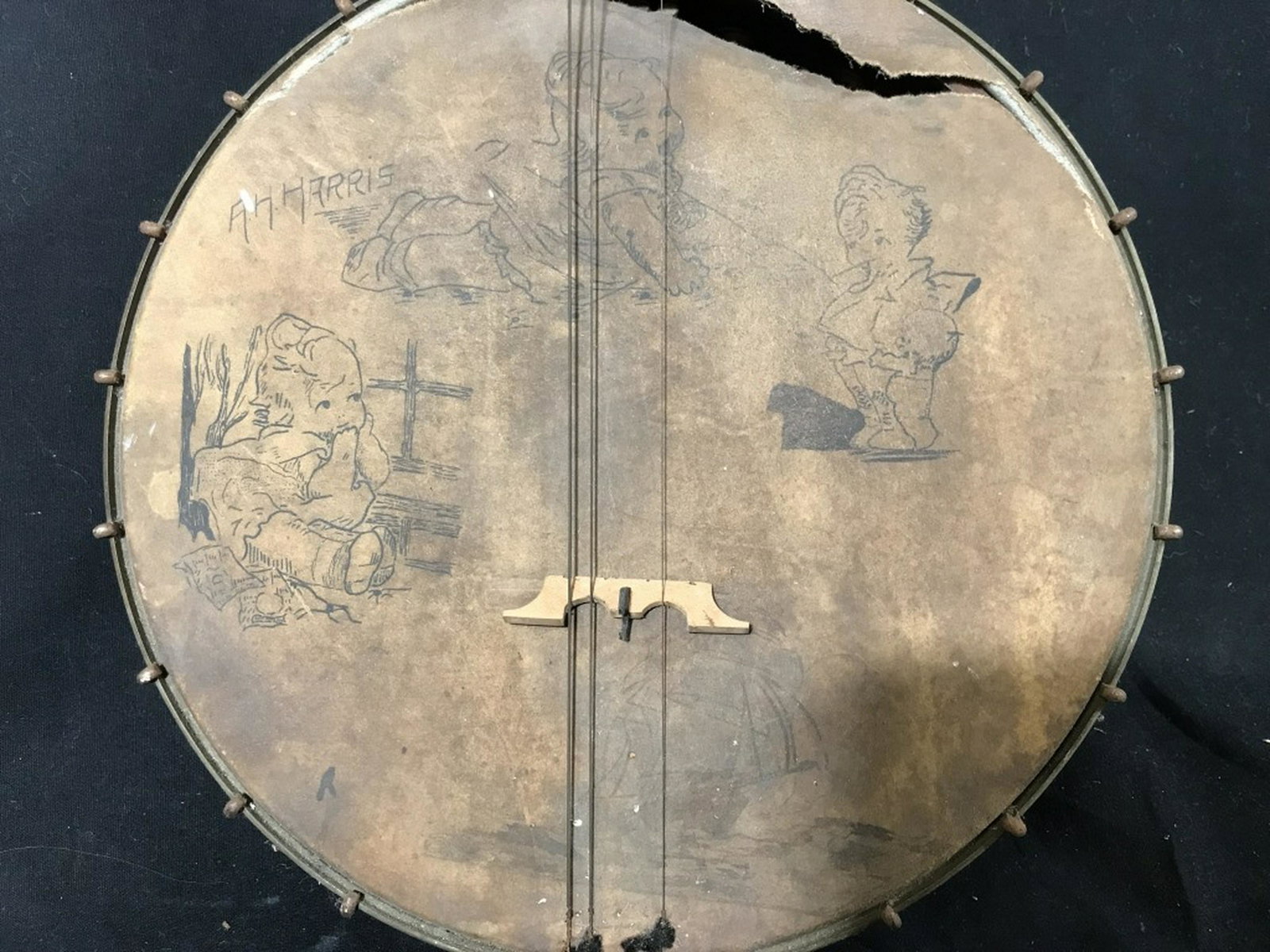 Vintage Allan Harris Banjo: 30 in total length. Banjo Pot 11.5 in diameter. Rip in pot cover. Open back. Backside of pot cover is inscription with name ‘Allan Harris ‘ Needs repair, evident tears and fading. Percussion, Vint