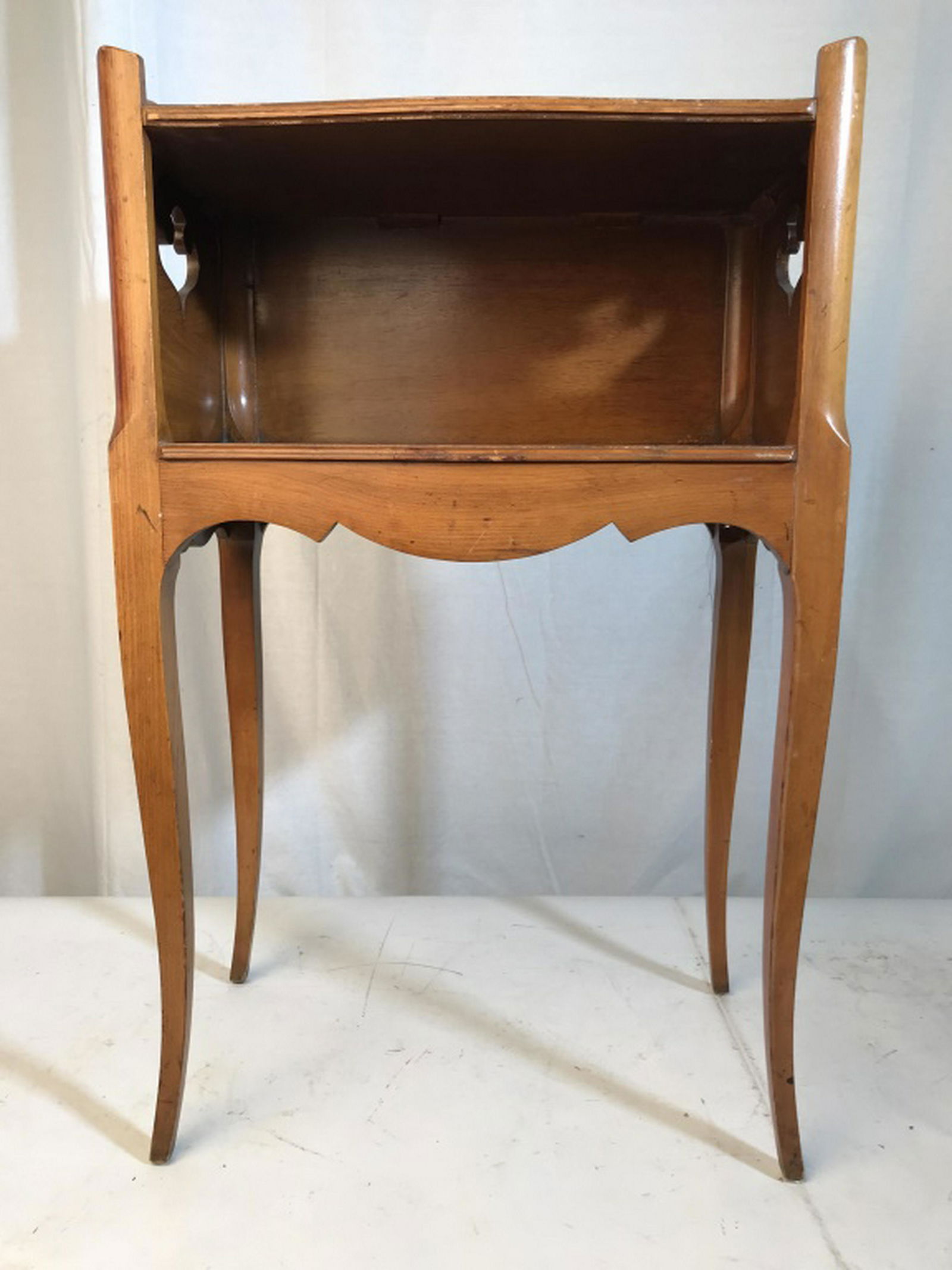 Pennsylvania Dutch Style Side Table: Carved wood side table, vintage BAKER, poss antique, label on underside, end table occasional table measures ht 29 inches, width 19 inches depth 10 inches