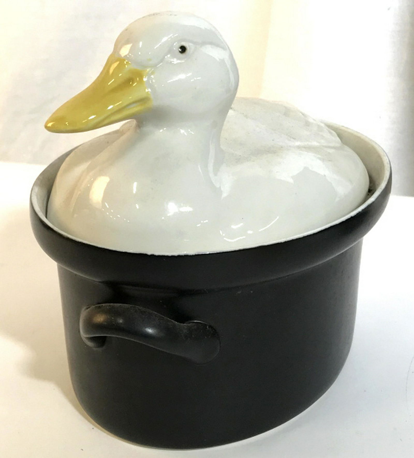 Carbone HALL Duck Figural Casserole Pot Ceramic Duck: Ceramic Duck Lid on black bottom pot with handles. No chipping or discoloration. Approx 10 x 7 x 3 in. Casserole Pot, Duck Figural, Earthenware, Cooking, Serving Dish, Dinnerware, Vintage Hall Duck, k