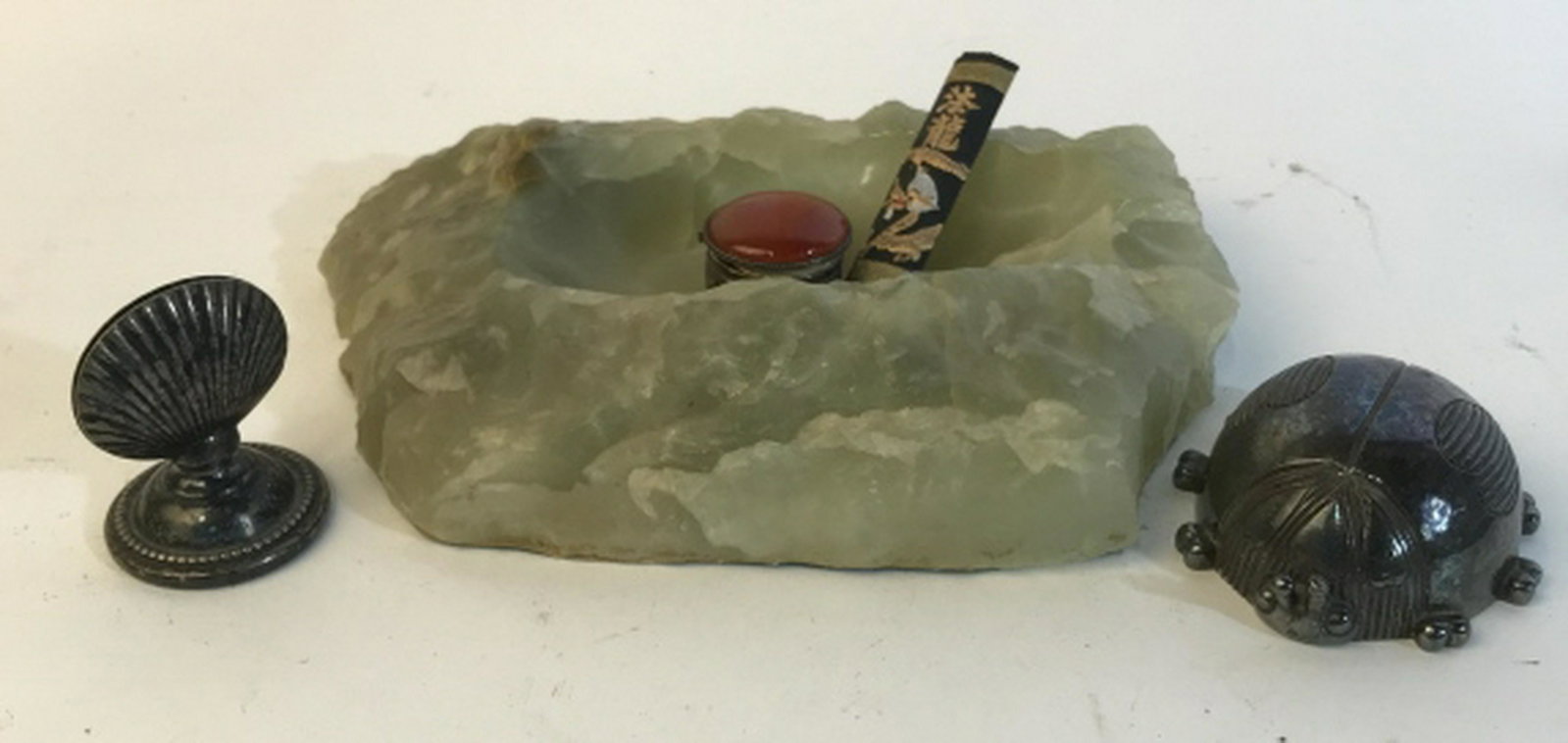 5 piece Trinket set and bowl 5 piece Trinket set and: 5 piece Trinket set and bowl. Set contains stone Display bowl, seashell letter holder, small display sword sheath, Small Trinket box, lady bug Paperweight. Geode bowl measures approximately 7 inches a