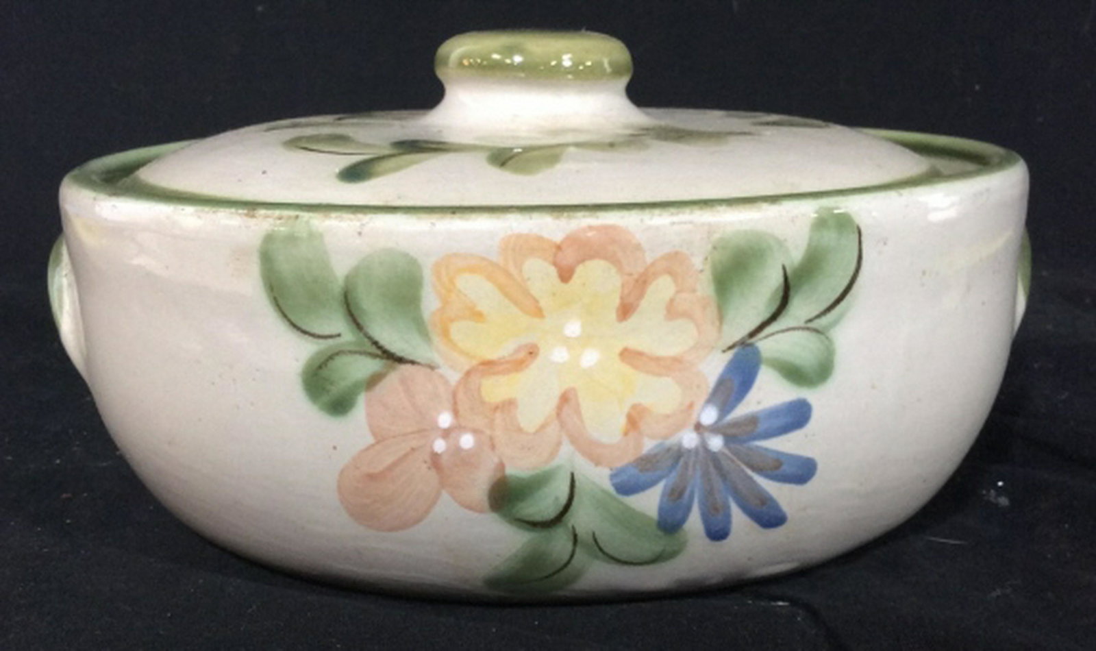 LOUISVILLE STONEWARE Dish Vintage Ceramic Casserole: Vintage Ceramic Casserole Dish with Lid. Lid has Green Leave Motif . Center of Dish Foral Motif. Marked/Stamped Underside Made In Kentucky. Kitchenware. No Issues Noted. Size 9 1/2 Diameter Approximat