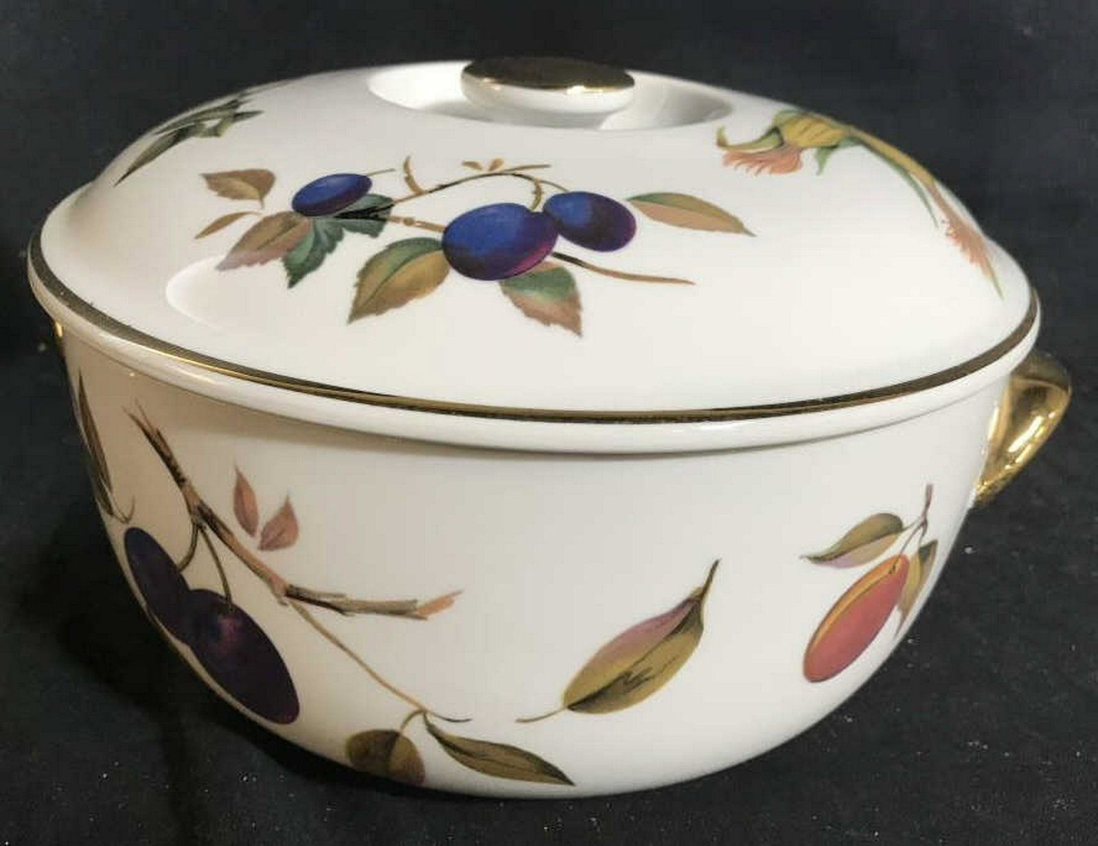 102 pc Large Set Royal Worcester EVESHAM Table Ware: Ware English Porcelain, Royal Worcester Porcelain pattern Evesham Set, Table settings, serving pieces, place settings and more, set includes some pieces in original boxes and packaging, set includes l