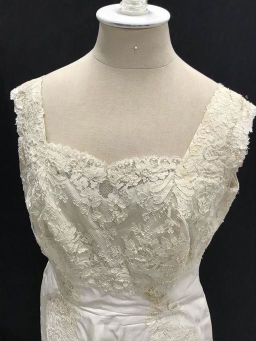 VINTAGE BERGDORF GOODMAN WEDDING DRESS &TRAIN Sep 11, 2019 The